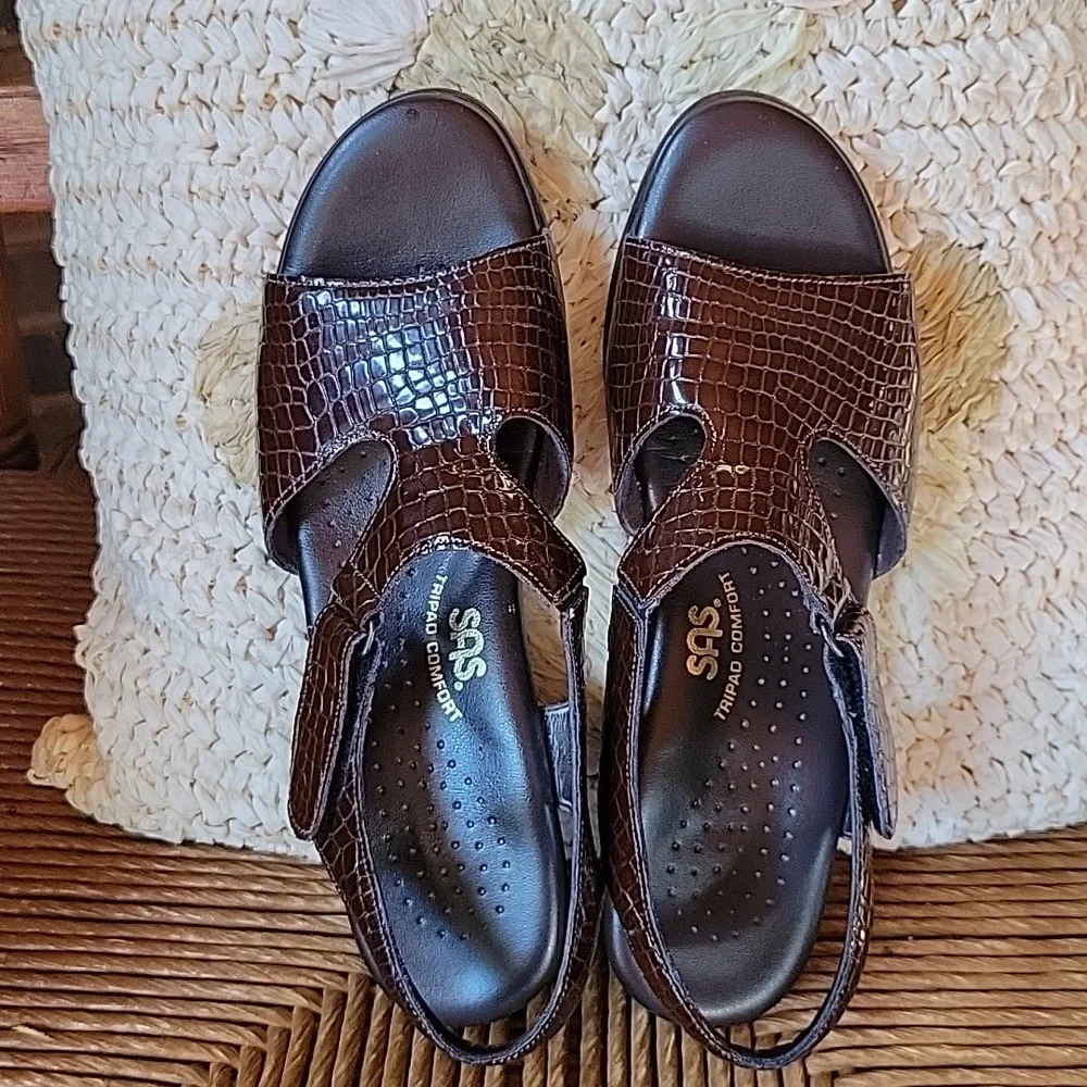 SAS Suntimer brown croc sandal, size 8.5N
